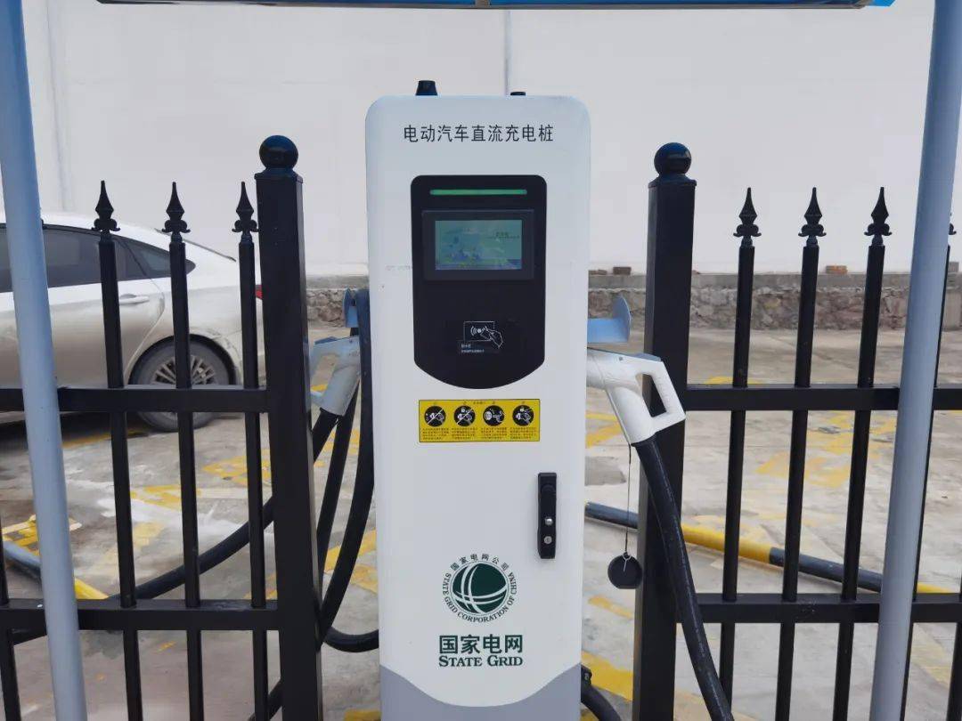 蘿卜崗萬合對面停車場新增充電樁正式對外了,至此漢源縣共計(jì)4個(gè)對外新能源汽車充電樁 附定位導(dǎo)航